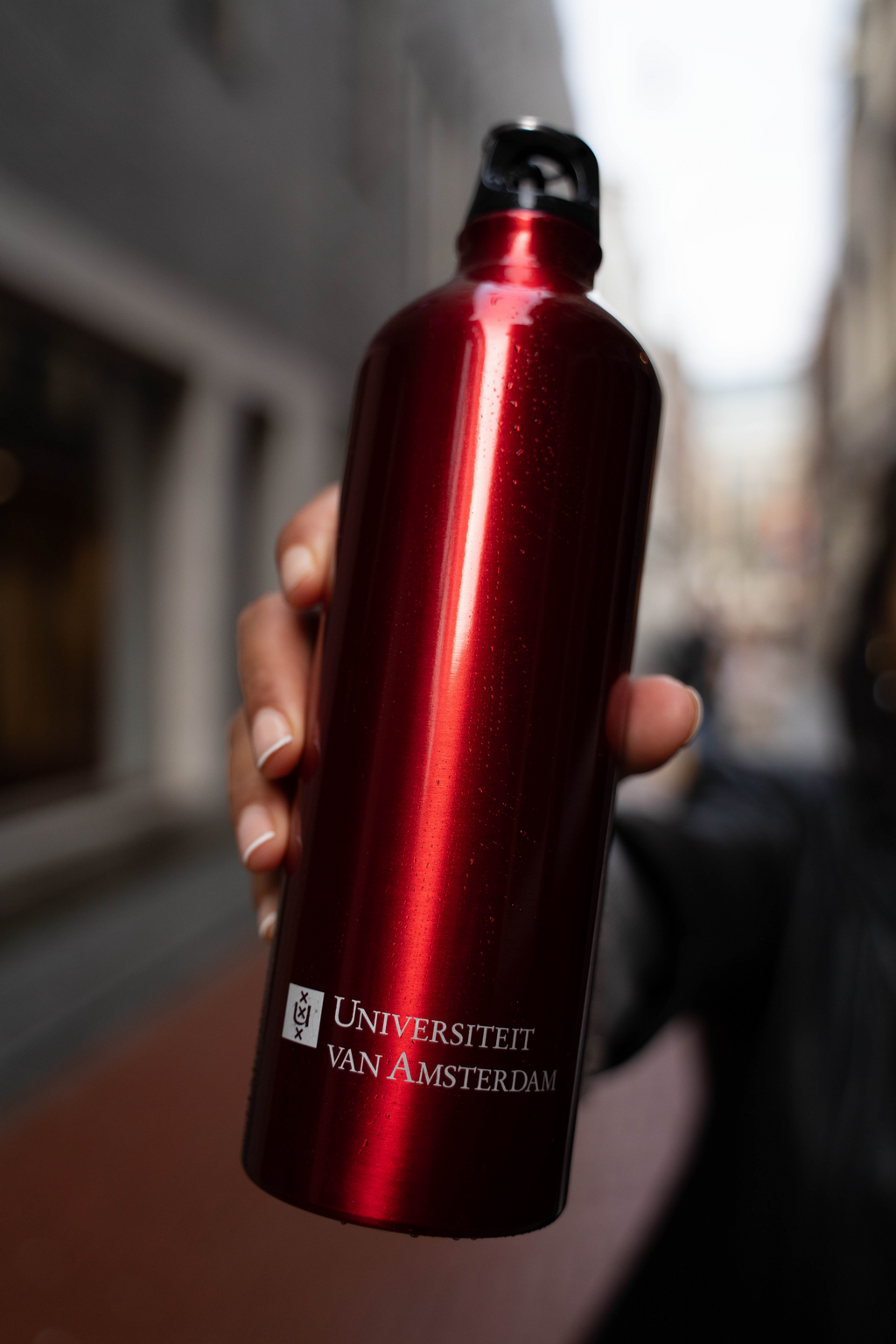 Waterfles gerecycled aluminium met het Universiteit van Amsterdam logo zwart-rood-wit