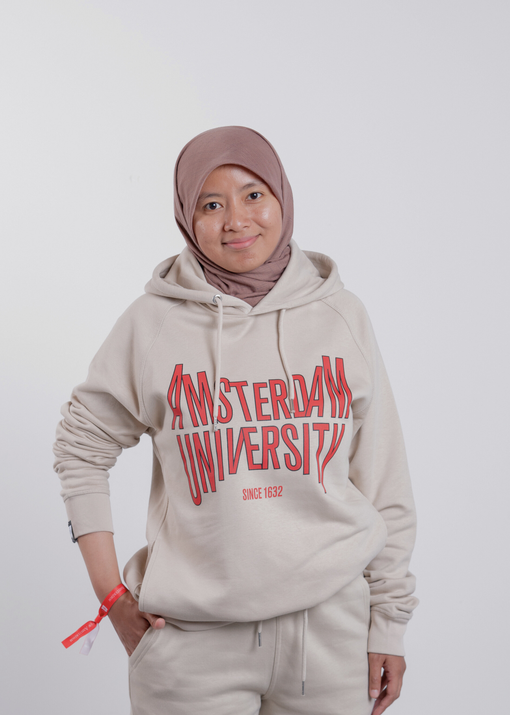 Hoodie uniseks met het unieke  Amsterdam University logo Desert Dust beige