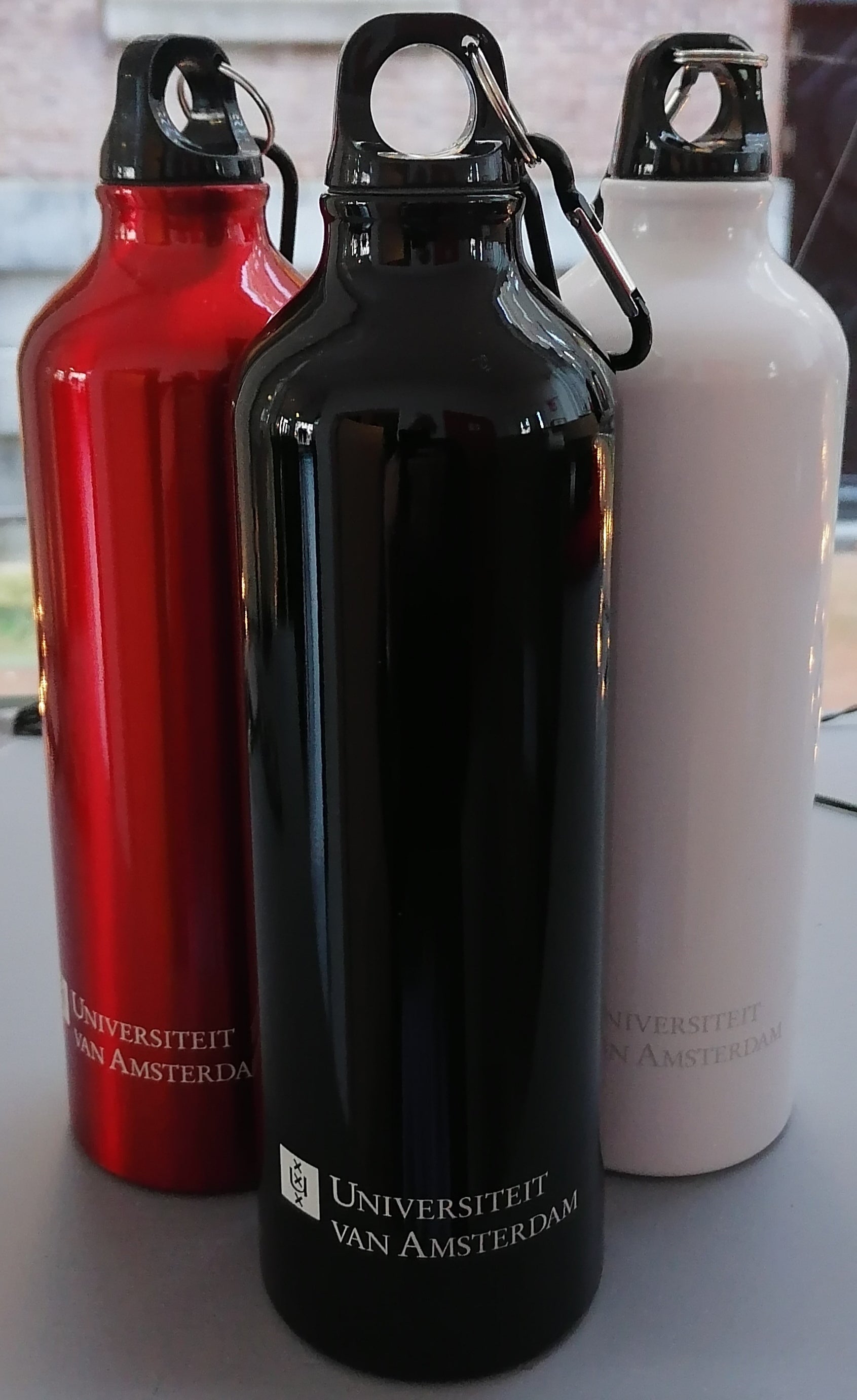 Waterfles gerecycled aluminium met het Universiteit van Amsterdam logo zwart-rood-wit
